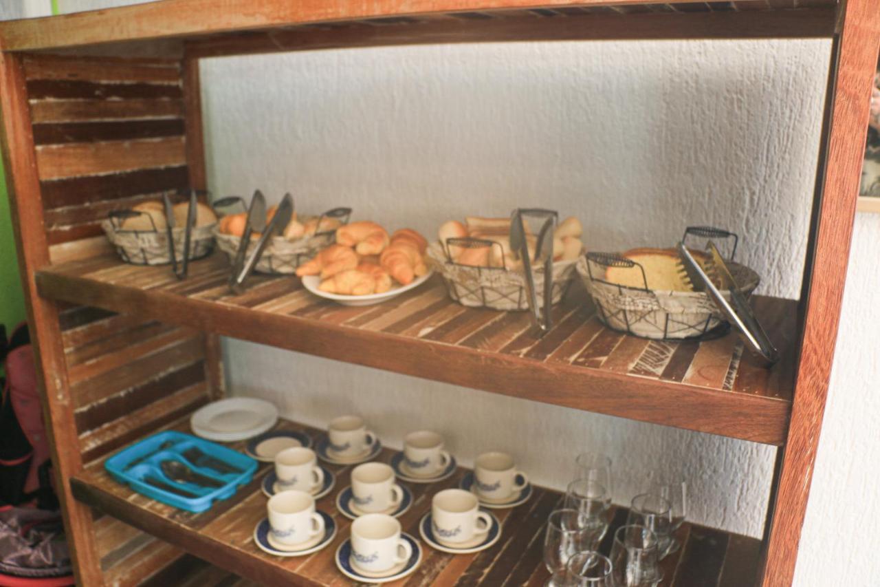Bliss Hoteis Centro Búzios Exterior foto A bread and pastry display at a bakery in the Philippines